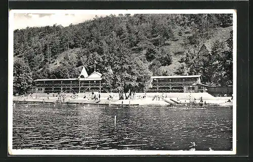 AK Znaim, Strandbad mit Gästen