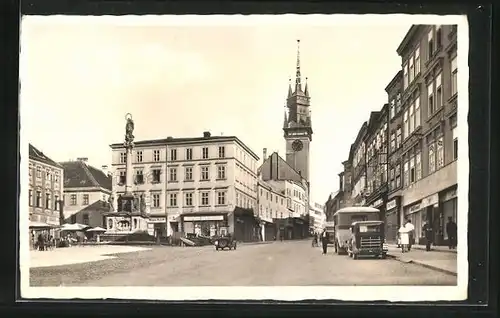 AK Znaim a. Thaya, Platz mit Automobilen