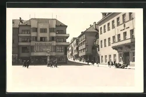 Foto-AK Nachod, Strassenpartie mit Gebäudeansicht