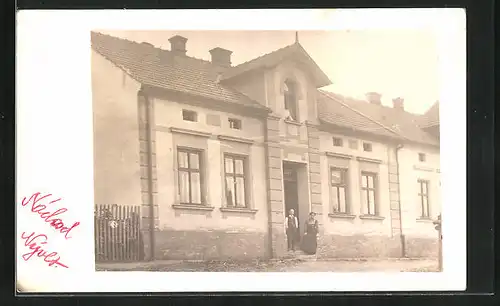 Foto-AK Nachod, Wohnhaus mit Bewohnern