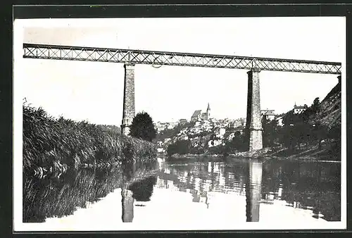 AK Znaim, Eisenbahnbrücke vom Wasser aus