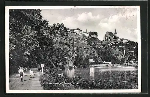 AK Znaim a. Thaya, Spaziergänger am Fluss