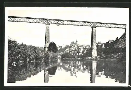 AK Znaim a. Thaya, Eisenbahnbrücke mit Stadt im Hintergrund