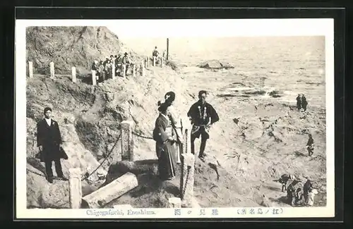 AK Chigogafuchi /Enoshima, Führer mit Gruppe und Touristen an Uferklippen