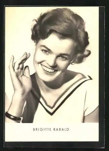 AK Schauspielerin Brigitte Rabald mit gehobener Hand in die Kamera lächelnd