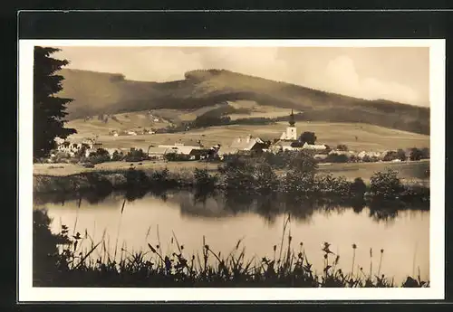 AK Strazov na Sumave, Blick über das Wasser zum Ort