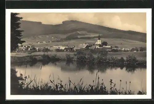 AK Strazov na Sumave, Blick über das Wasser zum Ort