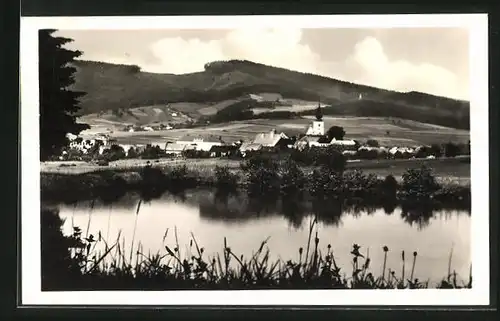 AK Strazov na Sumave, Blick über das Wasser zum Ort