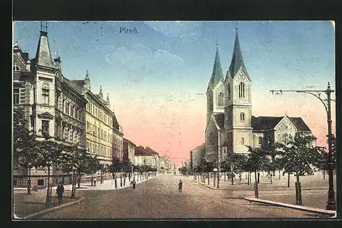 AK Plzen, Strassenpartie mit Kirche