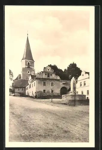 AK Nyrsko, Strassenpartie mit Denkmal und Kirche