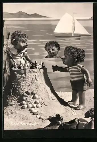 AK Mecki-Kinder spielen mit einer Sandburg am Strand, Frohe Feriengrüsse