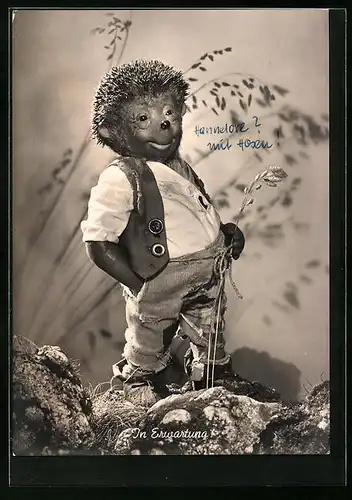 AK In Erwartung, Mecki mit Getreidehalm auf einem Stein stehend
