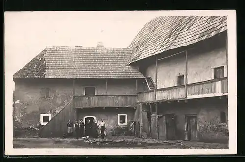 AK Kolin, Anwohner stehen vor einem Bauernhaus