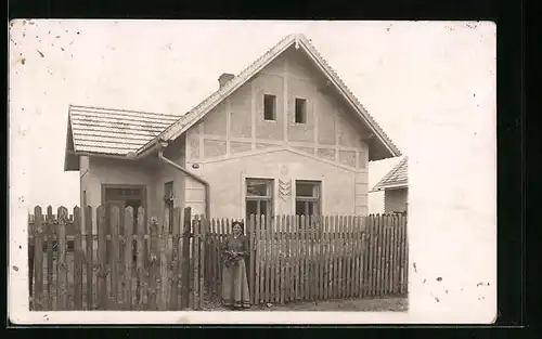 Foto-AK Lustenice, Anwohnerin vor ihrem Haus stehend