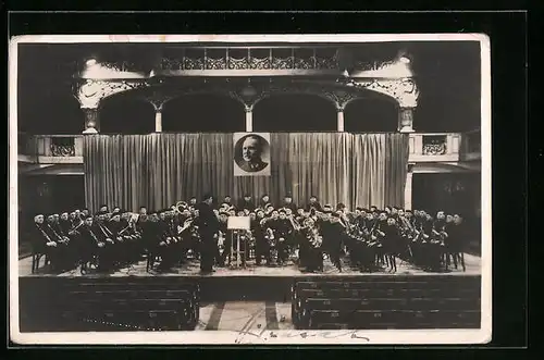 AK Kolin, Musikorchester auf einer Bühne