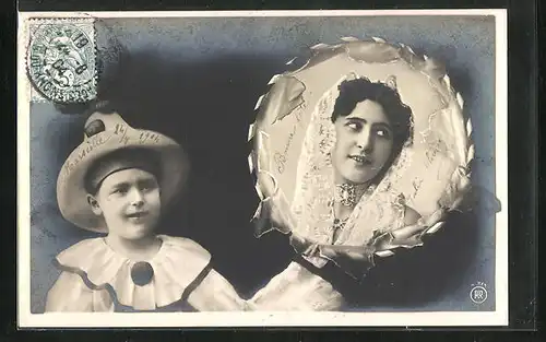 Foto-AK RPH Nr. 3719: Fräulein in Tracht, Knabe im Clowns-Kostüm