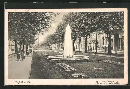 AK Crefeld / Rhein, am Ostwall mit Passanten und Brunnen