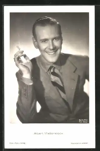 AK Schauspieler Albert Matterstock im Anzug lächelnd mit Zigarette