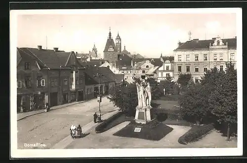 AK Domazlice, Ortspartie mit Denkmal aus der Vogelschau