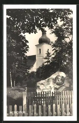 AK Nezvestice, Denkmal an der Kirche