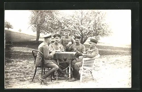 AK Soldaten beim Kartenspiel im Freien