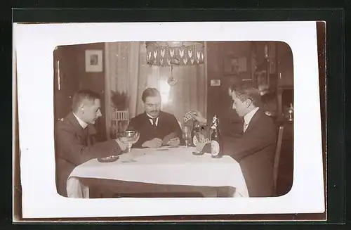 AK Drei Männer in einer Wohnung beim Kartenspiel