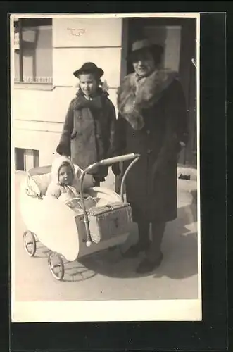 AK Mutter mit grosser Tochter und Kleinkind im Kinderwagen