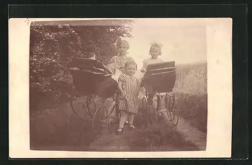 AK Kleine Mädchen mit Kinderwagen