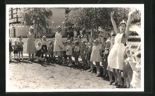 AK Kinderfürsorge, Kinder mit Betreuerinnen beim Spiel