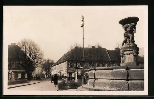 AK Josefstadt / Josefov / Jaromer, am Brunnen