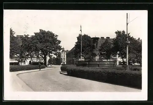 AK Josefstadt / Josefov / Jaromer, Idylle am Brunnen