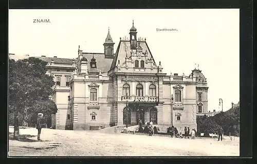 AK Znaim, am Stadttheater