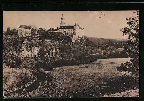 AK Nové Mesto nad Metuji, Schloss auf Hügel aus der Ferne betrachtet