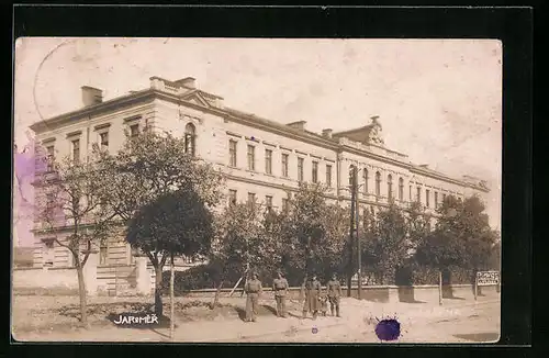 AK Josefstadt / Josefov / Jaromer, Soldaten vor Kaserne
