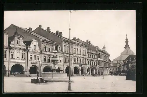AK Josefstadt / Josefov / Jaromer, Markrplatz mit Brunnen und Geschäften
