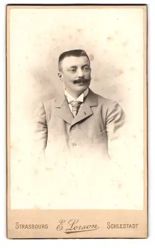 Fotografie E. Lorson, Schlestadt, Rue de la vielle Poste, Portrait modisch gekleideter Herr mit Moustache