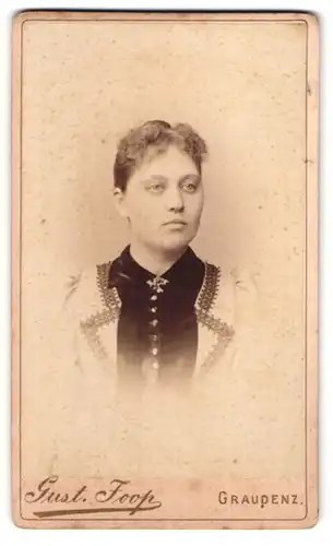 Fotografie Gust. Joop, Graudenz, Graben-Strasse 26, Portrait junge Dame in modischer Kleidung