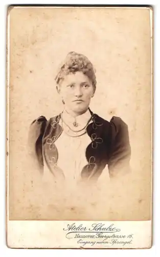 Fotografie E. W. Schulze, Hannover, Gerogstrasse 16, Portrait junge Dame im zeitgenössischen Kleid