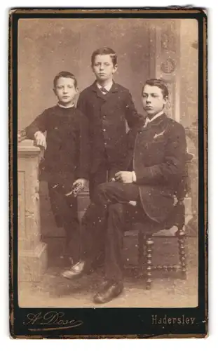 Fotografie A. Dose, Haderslev, Bispegade, Portrait junger Mann und zwei Knaben in modischer Kleidung