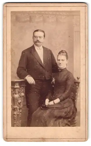 Fotografie L. Belitski, Nordhausen, Freiheit 14, Portrait bürgerliches Paar in eleganter Kleidung