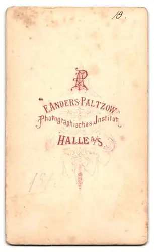 Fotografie F. Anders Paltzow, Halle a. S., Portrait elegant gekleideter Herr mit Brille