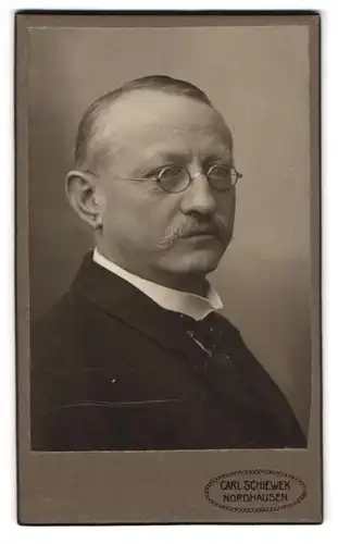 Fotografie Carl Schiewek, Nordhausen, Töpfer-Strasse 1, Portrait älterer Herr mit Brille und Schnauzbart