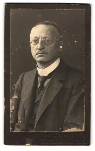 Fotografie Atelier Habben, Nordhausen, Markt 16, Portrait älterer Herr mit Brille und Oberlippenbart