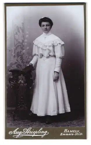 Fotografie Aug. Striepling, Hameln, Emmern-Strasse 18, Portrait junge Dame im weissen Kleid