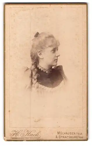 Fotografie H. Hack, Mülhausen i. Els., Ecke Alt St. Peter Platz & Desaix-Staden 5, Portrait junge Dame mit Flechtzopf