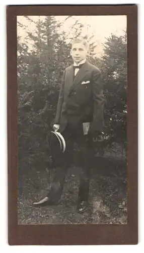 Fotografie unbekannter Fotograf und Ort, Portrait junger Herr im Anzug mit Fliege