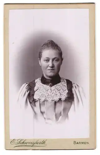 Fotografie Emil Schweisfurth, Barmen, Berlinerstrasse 61, Portrait junge Dame mit hochgestecktem Haar