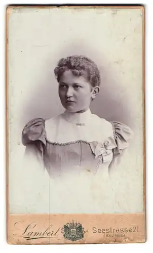 Fotografie Lambert, Dresden, Seestrasse 21, Portrait junge Dame im hübschen Kleid