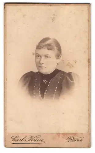 Fotografie Carl Kruse, Burg, Schartauer-Strasse 16, Portrait junge Dame mit zurückgebundenem Haar