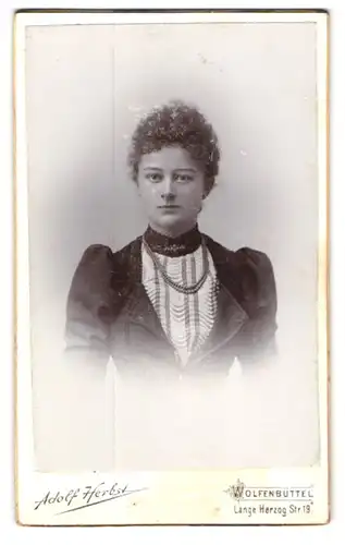 Fotografie Adolf Herbst, Wolfenbüttel, Lange Herzogstrasse 19, Portrait junge Dame im Kleid mit Halskette